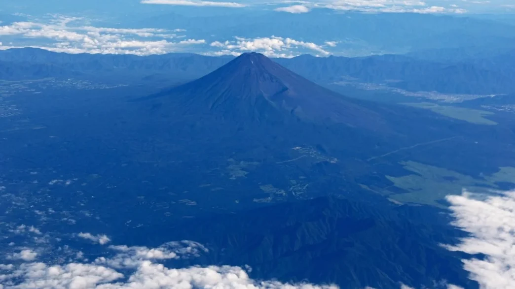 Japan Father Leaves 7 Year Old Son Alone on Mount Fuji for Hours to Continue Climb converted
